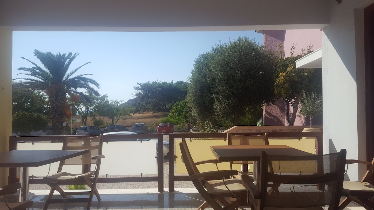 Irini Pool Bar