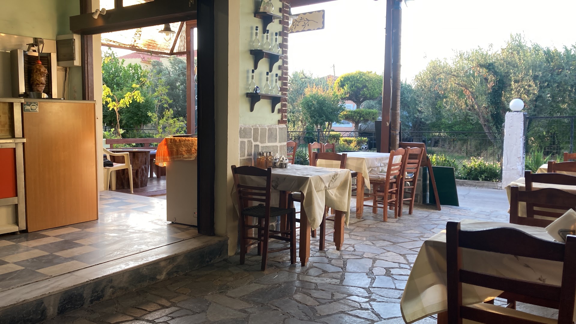 Vasilis Bar & Grill